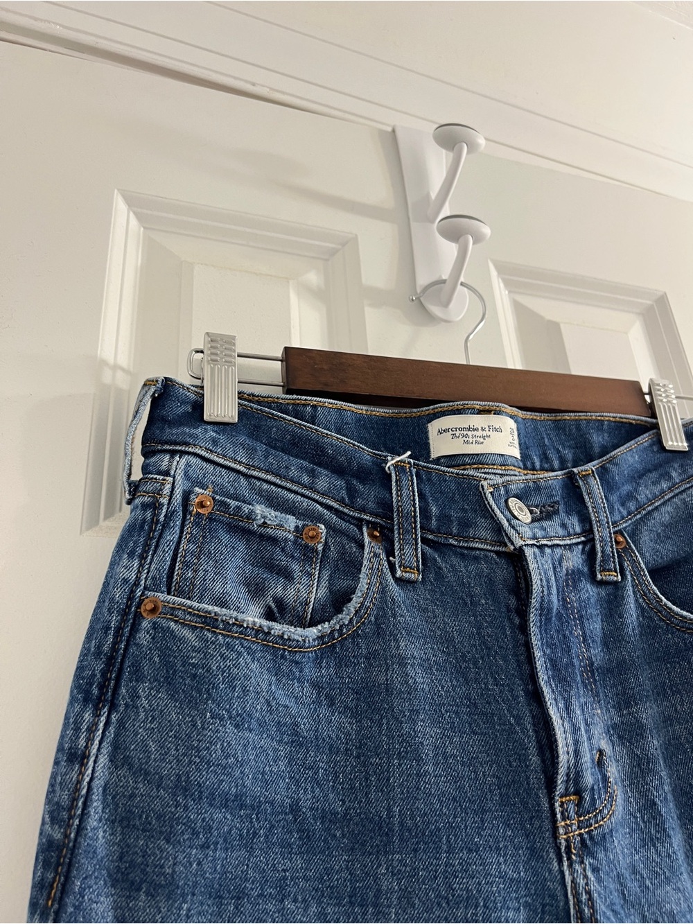 Abercrombie & Fitch Mid-Rise 90’s Straight Leg Jeans Distressed bottom -26/2 - Picture 5 of 7